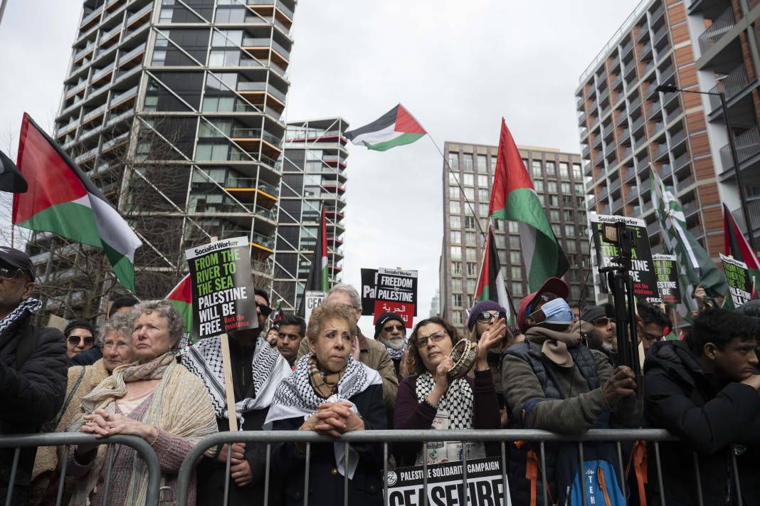 Londra ve Saraybosna'da İsrail protestosu! Binlerce kişi sokaklara döküldü 21